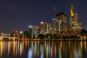 vue sur centre de Francfort un m principale à nuit photo