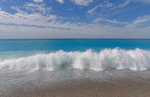 plage dans agréable à été jour, français rivera photo