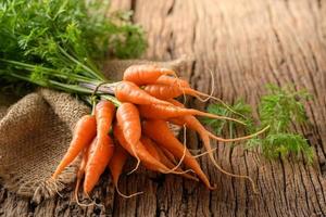 Frais biologique carottes avec vert feuilles photo