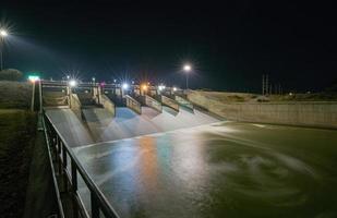 déversoir de barrage porte sur nuit, papa sak cholasit barrage photo