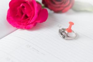 diamant bague sur calendrier livre avec rose Rose photo