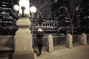 bâtiments et architecture de centre ville Chicago à nuit. photo