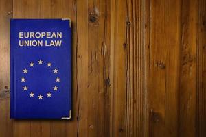 européen syndicat loi livre sur une en bois bureau photo