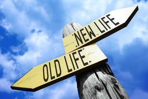 vieux vie, Nouveau la vie - en bois poteau indicateur avec deux flèches et ciel dans Contexte photo