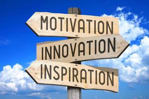 motivation, innovation, inspiration - en bois poteau indicateur avec Trois flèches photo