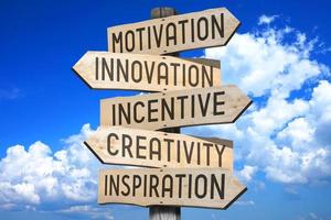 motivation, innovation, incitation, la créativité, inspiration - en bois poteau indicateur avec cinq flèches photo