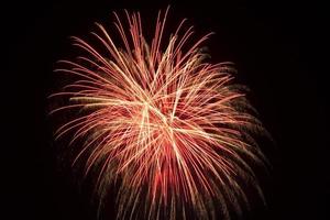 rouge avec Jaune feux d'artifice dans nuit ciel photo