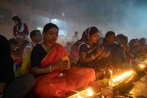 Narayanganj, dacca, Bangladesh, sur novembre 12, 2022, dévots offre prières à le shri shri lokanath brahmachari ashram temple pendant le hindou religieux jeûne Festival de racher débile. photo