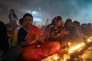 Narayanganj, dacca, Bangladesh, sur novembre 12, 2022, dévots offre prières à le shri shri lokanath brahmachari ashram temple pendant le hindou religieux jeûne Festival de racher débile. photo