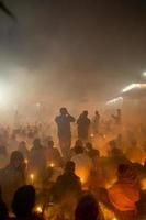 Narayanganj, dacca, Bangladesh, sur novembre 12, 2022, dévots offre prières à le shri shri lokanath brahmachari ashram temple pendant le hindou religieux jeûne Festival de racher débile. photo