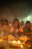 Narayanganj, dacca, Bangladesh, sur novembre 12, 2022, dévots offre prières à le shri shri lokanath brahmachari ashram temple pendant le hindou religieux jeûne Festival de racher débile. photo