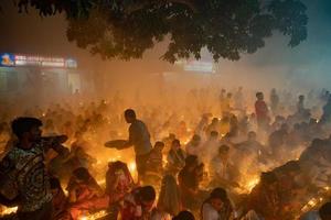 Narayanganj, dacca, Bangladesh, sur novembre 12, 2022, dévots offre prières à le shri shri lokanath brahmachari ashram temple pendant le hindou religieux jeûne Festival de racher débile. photo