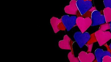 coeur multicolore sur fond noir pour la saint valentin photo
