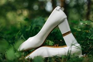 mariage des chaussures et mariage bouquet de blanc des roses photo