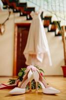 femelle pieds dans blanc mariage des sandales avec une bouquet de camomille photo