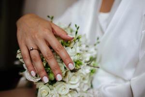 beau bouquet de mariage blanc avec mariée assise en arrière-plan - DOF peu profond photo