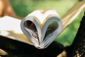 mariage anneaux Inter mis à créer deux cœur en forme de ombres une unique placement photo