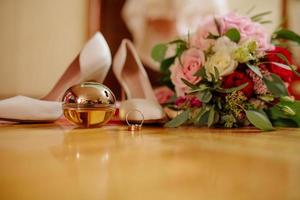 mariage anneaux mensonge sur blanc chaussures. photo