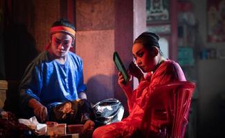 Masculin et femelle chinois opéra acteurs, asseoir et faire en haut à être le typique Couleur de le spectacle comme le protagoniste. photo