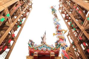 Bangkok, Thaïlande février 12 le bois rue pavillon fabriqué de bois avec d'or dragon dans Contexte à jao mae thubtim tombeau photo