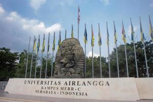 le symbole de universitas airlangga est garuda mukti monté par le incarnation de batara wisnu à savoir prabou airlangga lequel veux dire sage, puissant, et raffiné. photo