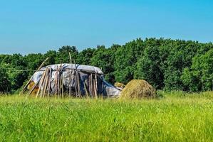 photographie sur le thème grosse botte de foin sèche dans le champ de ferme d'herbe photo