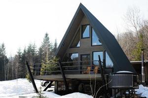 en bois Triangle pays minuscule cabine maison avec chaud baignoire spa et suv voiture dans montagnes. âme fins de semaine. photo