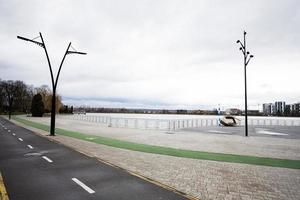fonctionnement et cyclisme chemins le long de le ville ruelle digue. Lac promenade. photo