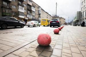 parking limiteur rond balle. voiture barrières, restriction de circulation dans ville. photo