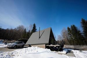 Triangle pays minuscule cabine maison et suv voiture avec toit grille dans montagnes. âme fins de semaine. photo