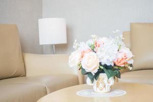 vase à fleurs sur table photo