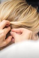 coiffeur poignarde cheveux avec épingle à cheveux photo