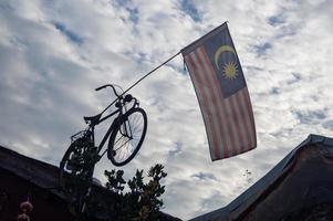 Malaisie drapeau pendre sur vélo agitant photo