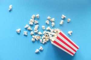 pop-corn sur fond bleu photo