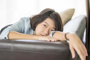 relaxation cheveux courts femme dans le salon photo