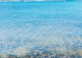 le sablonneux plage par le mer est une vue à voir. avec doux d'or le sable fait du vous ressentir rafraîchi et rajeuni. sablonneux des plages, coquilles et rochers faire plage magnifique dans la nature. bien endroit à se détendre photo