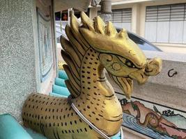 dragon statue, dragon symbole, dragon Chinois, est une magnifique thaïlandais et chinois architecture de tombeau, temple. une symbole de bien la chance et la prospérité pendant le chinois Nouveau année célébrations. photo