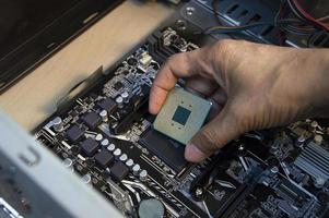 Haut vue technicien insertion CPU, ordinateur assembleur photo