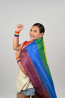 jolie femme lgbq pose avec drapeau multicolore photo