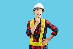 Jeune asiatique ingénieur femelle portant sécurité veste et casque photo