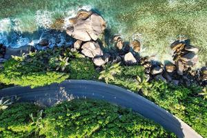 drone oiseau œil vue de magnifique route le le falaise, énorme granit rochers, luxuriant végétation photo