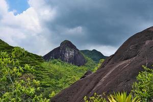 anse Majeur la nature sentier, énorme granit osciller, luxuriant végétation photo