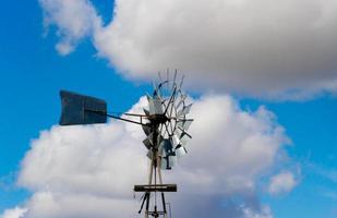vieux Moulin à vent dans le argentin campagne photo