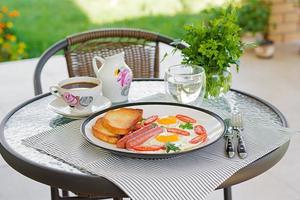 Anglais petit déjeuner sur été terrasse photo