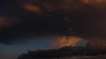 spectaculaire ciel. violet et rose ciel avec des nuages de le coucher du soleil ou lever du soleil Contexte. violet ciel avec des nuages. crépuscule coloré ciels. air et duveteux des nuages. photo