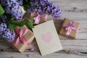 une bouquet de lilas et une carte avec le texte je l'amour maman. de la mère journée concept photo