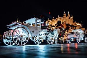 Cracovie, Pologne 2017- la vieille place de la nuit à Cracovie avec des calèches photo