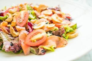 salade de tomates et légumes au saumon fumé photo