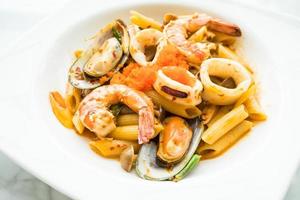 Penne tom yum aux fruits de mer photo