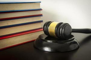 avocat marteau sur en bois table avec blanc et livres Contexte. photo